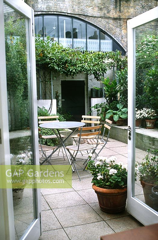 Jardin de la cour du centre-ville de Londres avec mobilier de jardin, dallage et pots