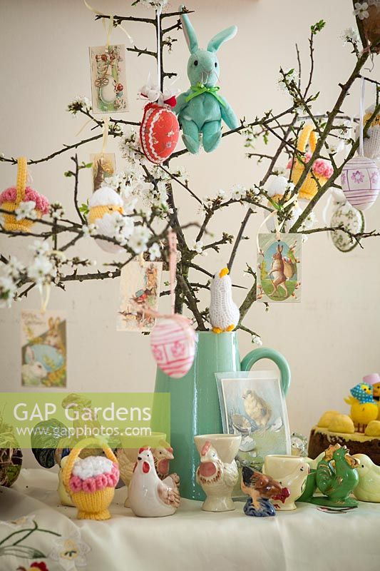 Affichage d'arbre de Pâques avec des oeufs et des décorations