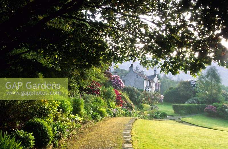 Rydall Mount Cumbria William Wordsworths house garden au début de l'été w chemin des Rhododendrons