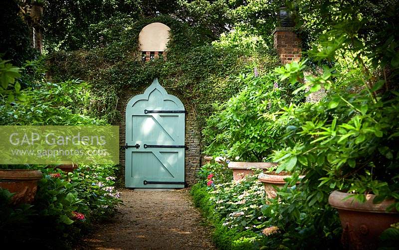 Porte mauresque dans le jardin ombragé. The Azalea Walk, Highgrove, juin 2019.