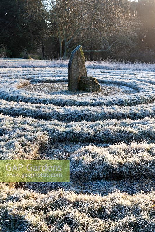 Labyrinthe d'herbe de style grec avec pierre debout, West Sussex