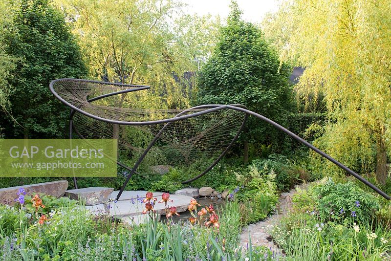 Sculpture en métal sur dallage en pierre naturelle et piscine avec Salix alba 'Tristis' et Iris 'Carnival Time' - The Wedgwood Garden - RHS Chelsea Flower Show 2018