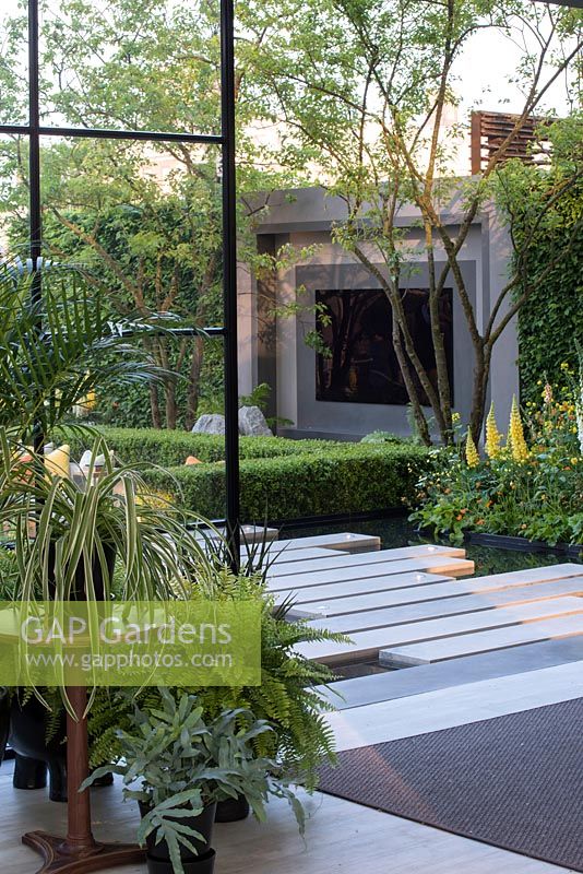 Pavillon de jardin avec écran de télévision extérieur avec dallage sur piscine - Le jardin LG Eco-City - Sponsor: LG Electronics - RHS Chelsea Flower Show 2018
