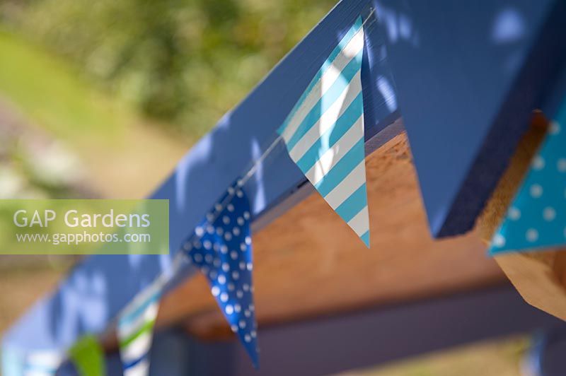Détail de bruant bleu sur cabane pour enfants peinte.