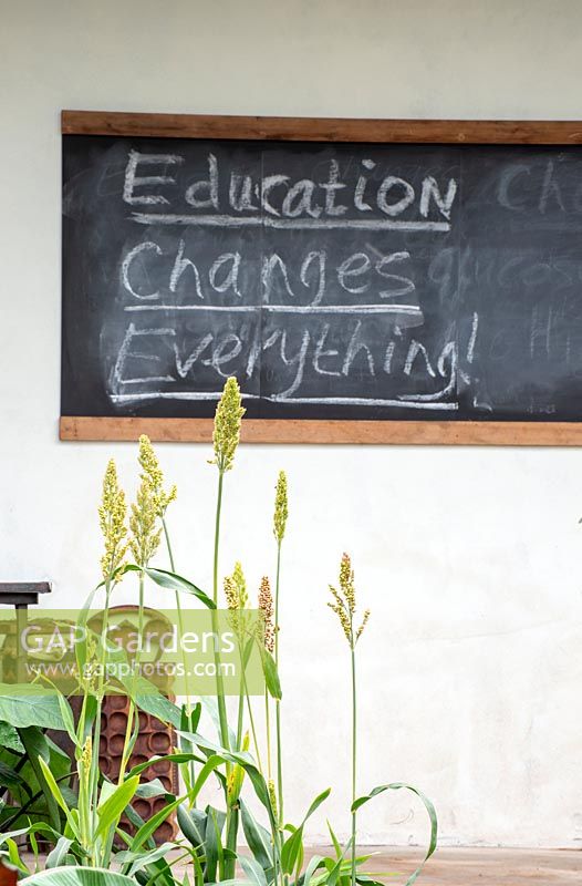 Tableau noir avec 'L'éducation change tout' - Le jardin Camfed: Donner aux filles en Afrique un espace pour grandir, RHS Chelsea Flower Show 2019.