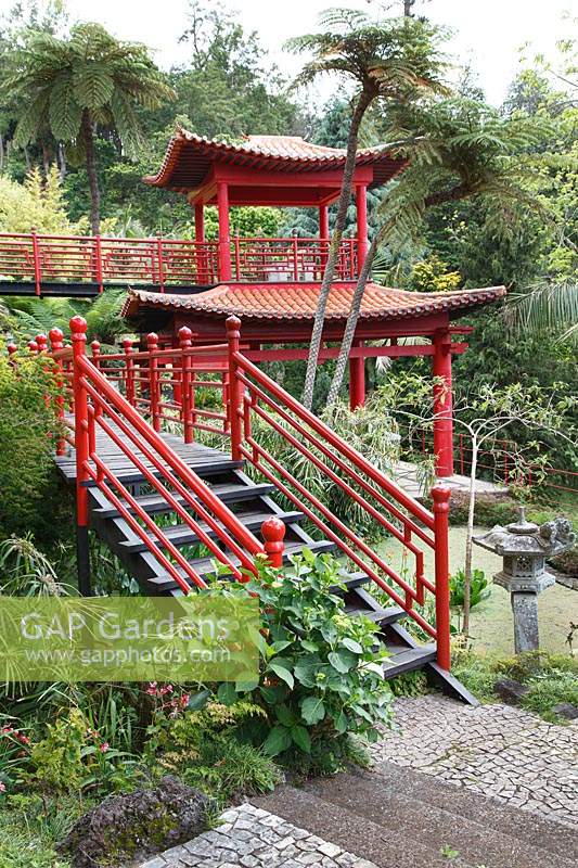 Jardin d'inspiration orientale inférieur avec marches, main courante et point de vue avec boiseries peintes en rouge