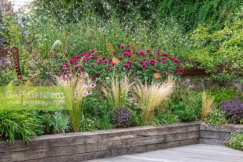 Parterres de fleurs surélevés plantés de plantes vivaces et de graminées qui aiment le soleil et la faune dans le jardin de Londres.