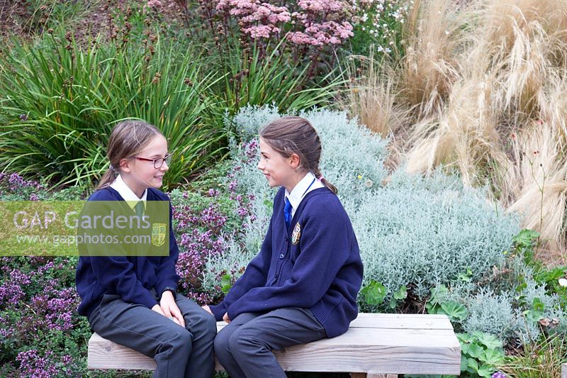 Les élèves de l'école profitant du jardin de l'école primaire de Sedlescombe, Sussex, UK.