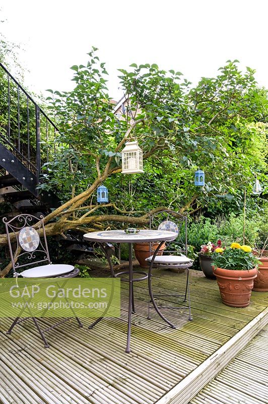 Table et chaises dans East London Town Garden par Earth Designs.