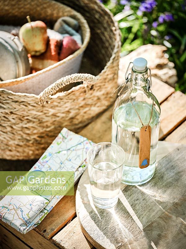 Étiquette de bouteille en bois avec jacinthe peint, bouteilles en verre et verres.
