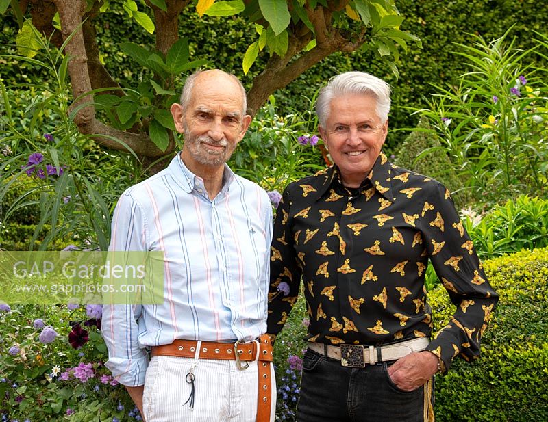 Grayham Robeson et Alan Gray propriétaires de East Ruston Old Vicarage dans leur jardin.