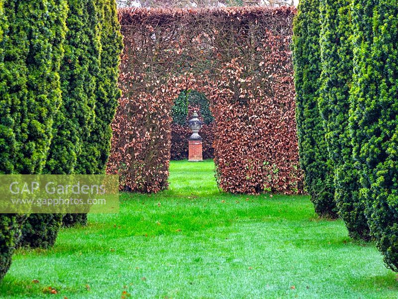 Afficher le long du jardin de la cour verte à East Ruston Old Vicarage, Norfolk, Royaume-Uni.