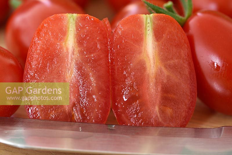 Solanum lycopersicum 'Riesling' - Cherry Plum Tomato - fruit cueilli un coupé en deux