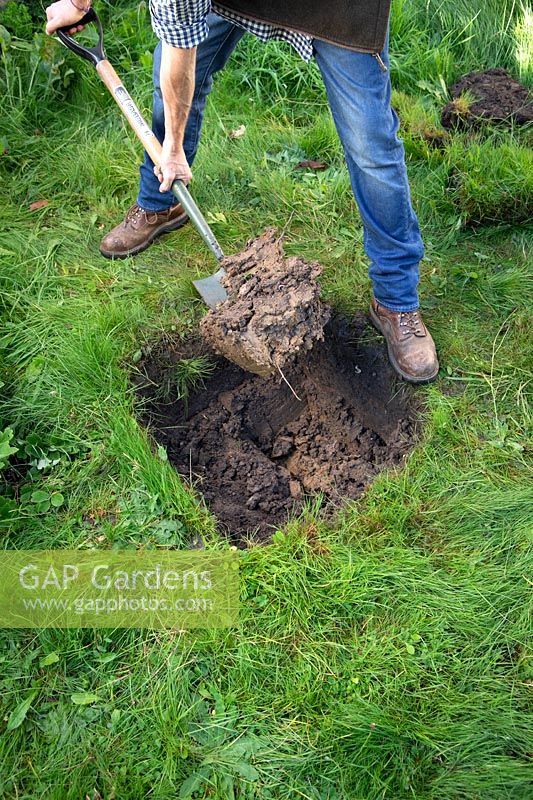 Vérification du profil du sol en creusant un trou d'inspection. Étape 3 Excavation de la moitié de la tranchée sur 30 cm supplémentaires à une profondeur de 60 cm.