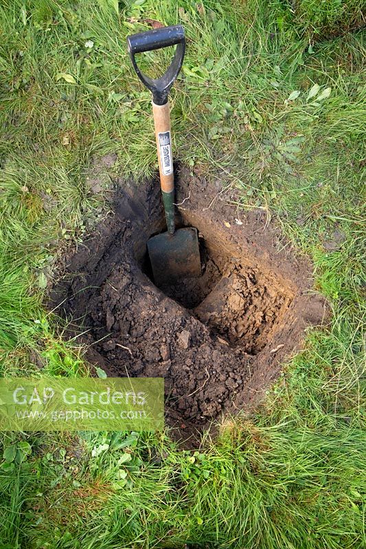 Vérification du profil du sol en creusant un trou d'inspection. Étape 4 Creuser un quart de la tranchée sur 30 cm supplémentaires à une profondeur de 90 cm.