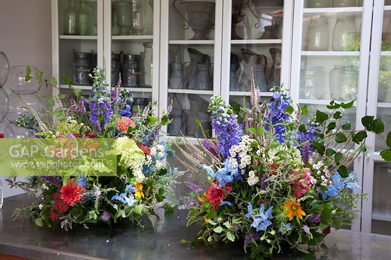 Arrangements floraux prêts pour un mariage dans le studio de fleurs.