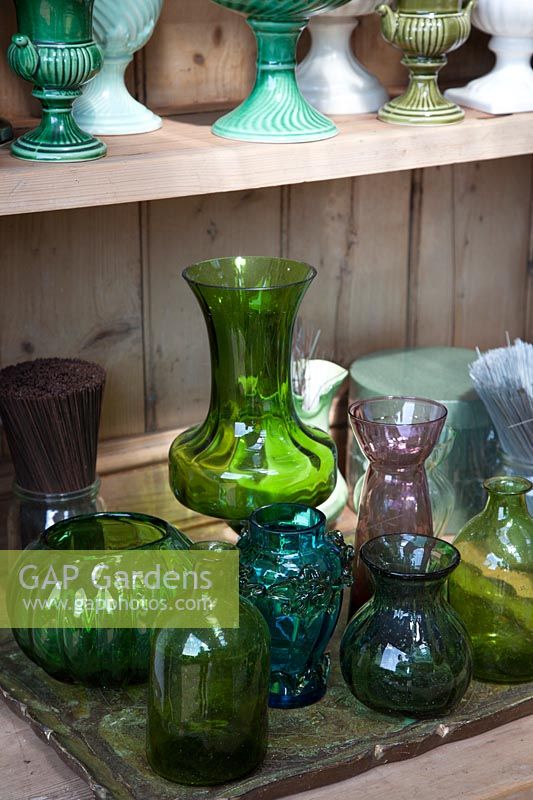 Collection de vases et d'urnes en verre dans l'atelier de composition florale.