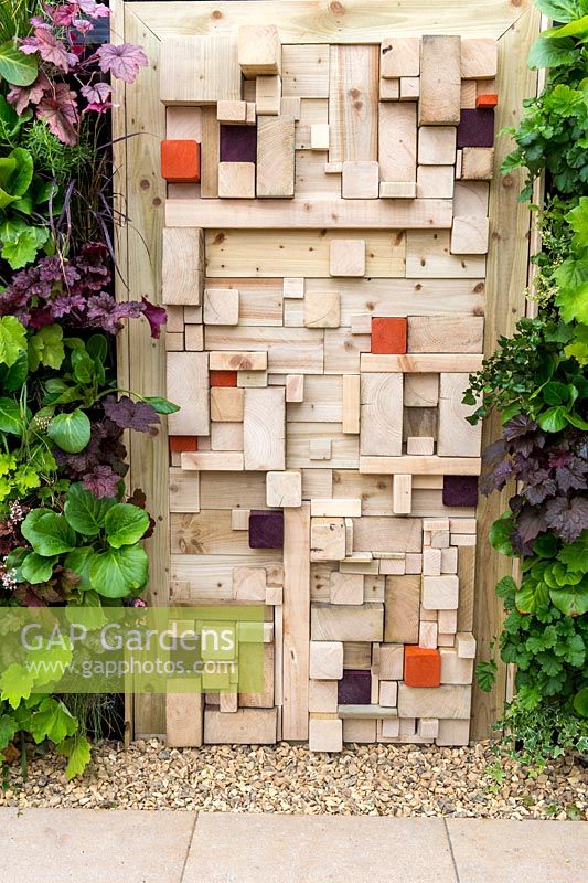 Un mur végétal de jardinage vertical et une clôture en bois moderne faite de vieux bois coupés. Pour l'amour de celui-ci, RHS Tatton Park Flower Show, 2017. Jardin Designer: Pip Prober