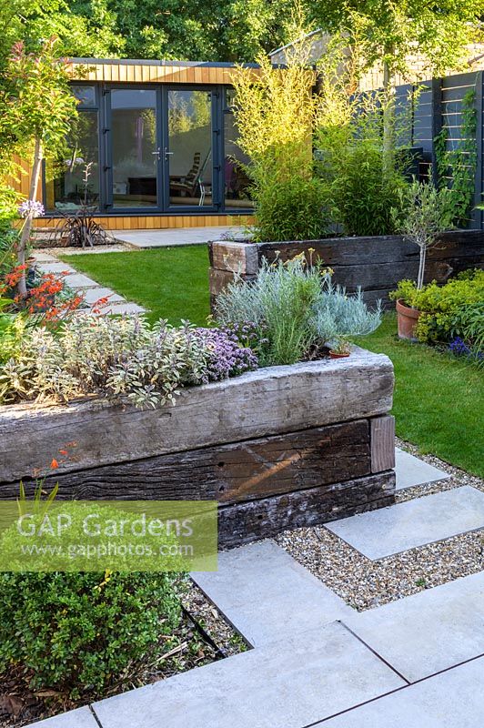 Jardin moderne de Walthamstow avec parterre de fleurs surélevé et salle de jardin par Earth Designs