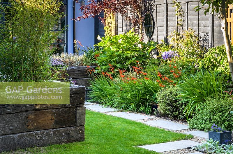 Jardin moderne de Walthamstow avec parterre de fleurs surélevé par Earth Designs
