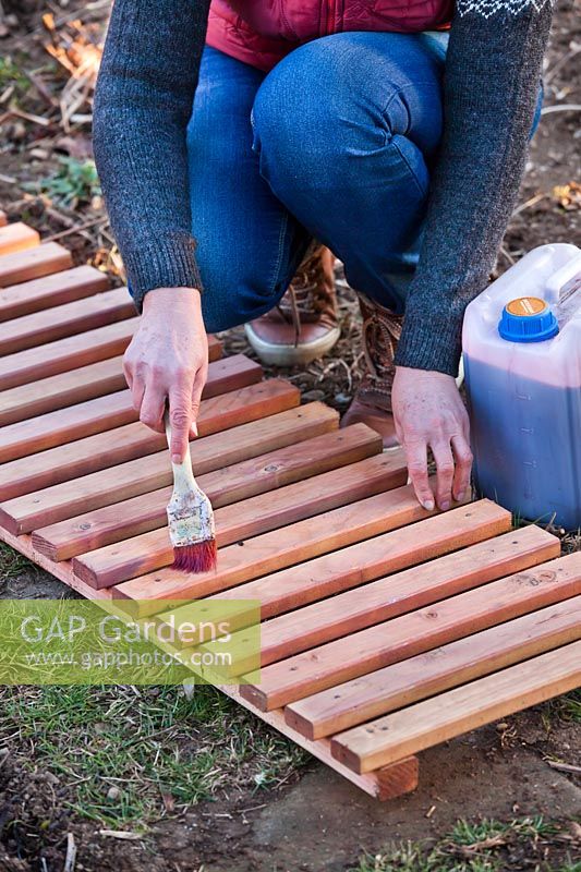 Brossage des traitements chimiques sur le bois nu pour une protection durable contre les champignons et les insectes.