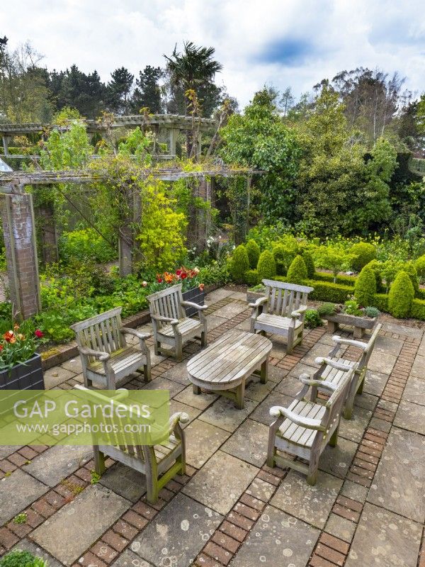 Terrasse-patio avec table basse, chaises et couverture, East Ruston Old Vicarage Gardens