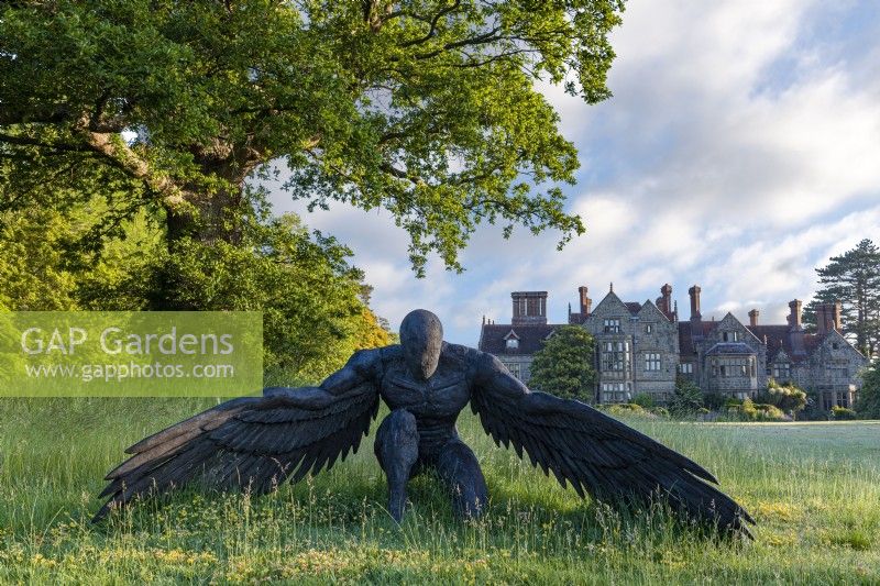 Sculpture d'un ange agenouillé sur la pelouse sud - juin