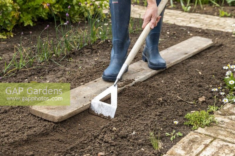 Utiliser une houe pour préparer le sol pour semer des graines