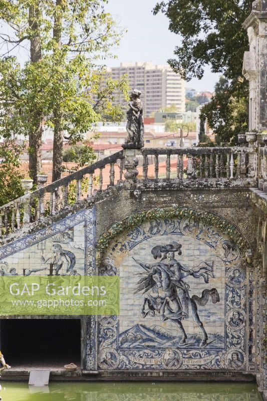 Escalier en pierre du côté du Bassin des Chevaliers. Murs revêtus de tuiles vernissées ou d'azulejos. Vue au-delà du jardin jusqu'à la ville. Lisbonne, Portugal, septembre.