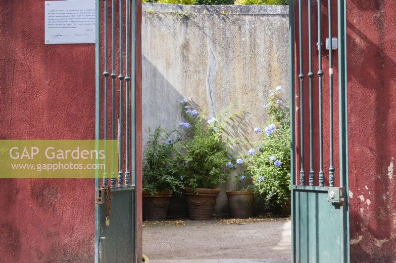 Portail métallique à l'entrée du jardin inférieur. Lisbonne, Portugal, septembre.