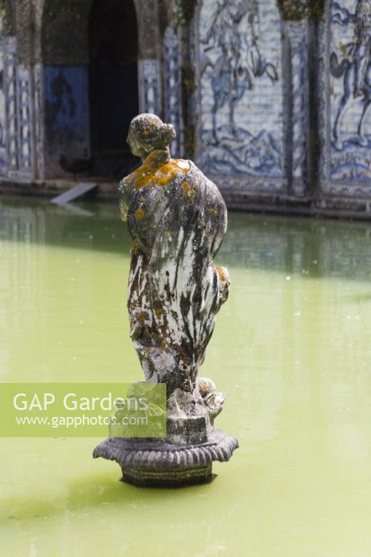 Sculpture de femme dans le bassin du bassin des chevaliers . Lisbonne, Portugal, septembre.