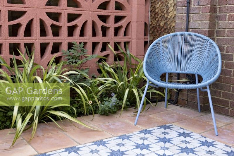 Chaise de jardin contemporaine sur patio dans le jardin de banlieue