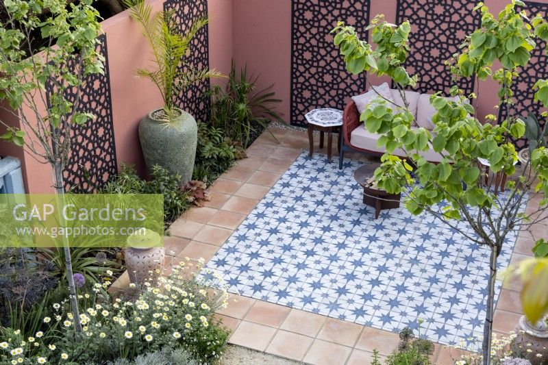 Vue aérienne du patio de style marocain avec des écrans décoratifs dans le jardin de banlieue