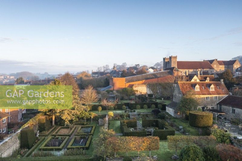 Vue aérienne d'un jardin de ville formel en novembre