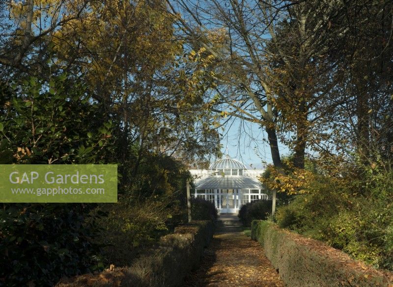 Feuillage d'automne entourant un chemin menant à la véranda de Chiswick House and Garden