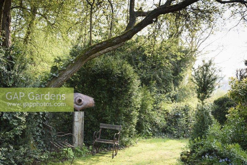 Sculpture de Peter M Clarke montée sur un socle en bois avec deux sièges à Balmoral Cottage, Kent en avril