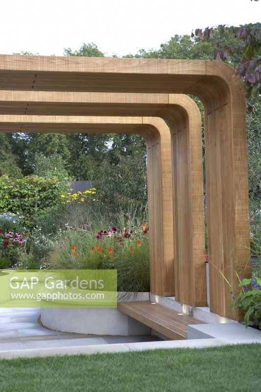 Trouver notre chemin : un jardin en hommage au NHS. Designer : Coin salon avec auvent en bois moderne. Naomi Ferret-Cohen. Exposition florale de Chelsea 2021.