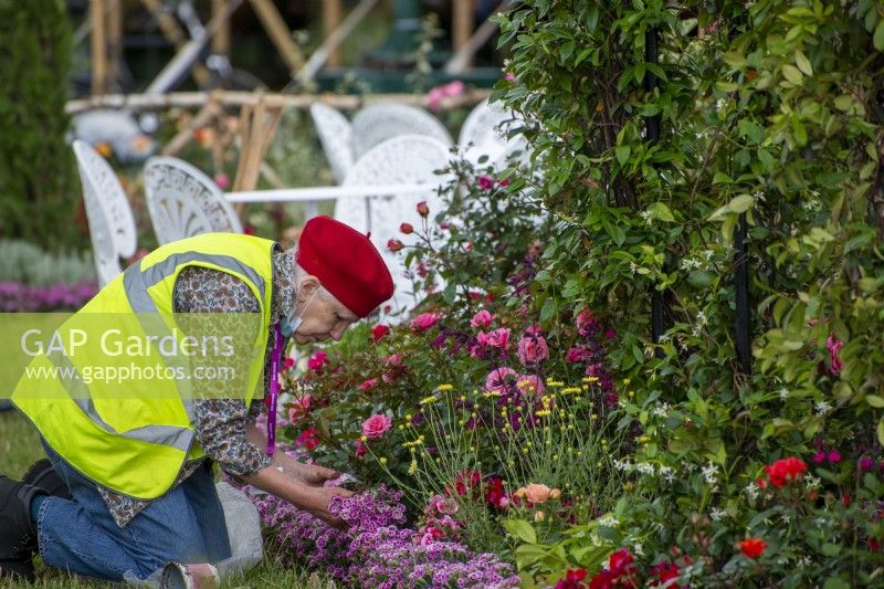 Femmes plantant au RHS Hampton Court Palace Garden Festival 2021