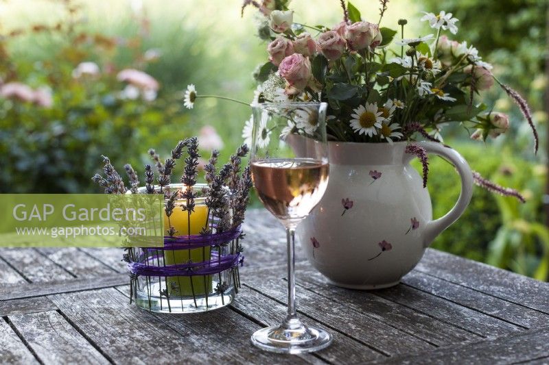 Bougeoir lavande, verre de vin et bouquets de fleurs d'été sur une table de jardin - Pas à pas Comment fabriquer un bougeoir lavande