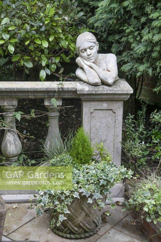 Seja un buste féminin en calcaire sur la balustrade du jardin de Hamilton House en mai