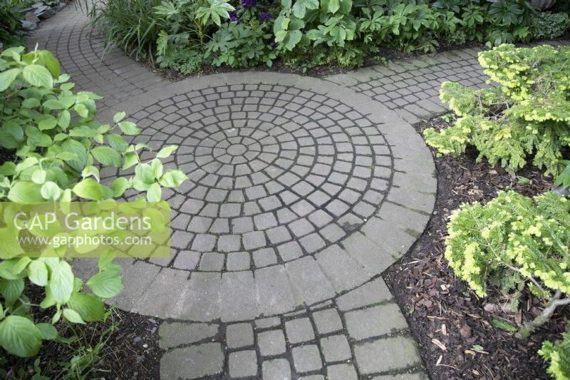 Cercle de granit avec trois chemins menant au jardin de Hamilton House en mai
