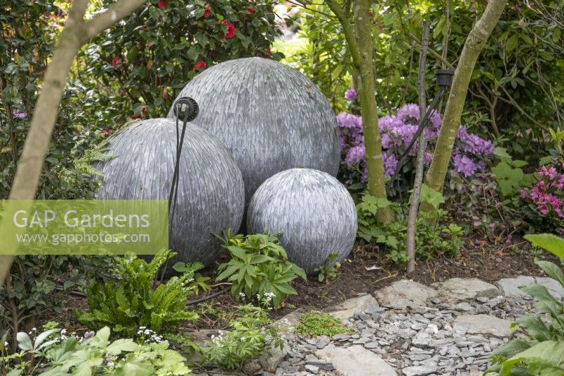 Sculptures en boule de pierre au jardin de Hamilton House en mai