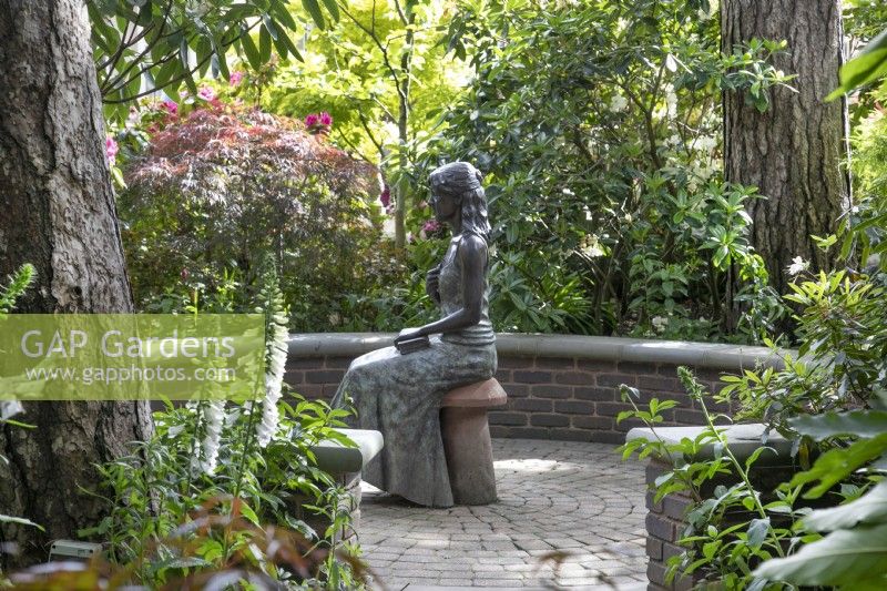 'The Secret Sits' - une figure de bronze au jardin de Hamilton House en mai