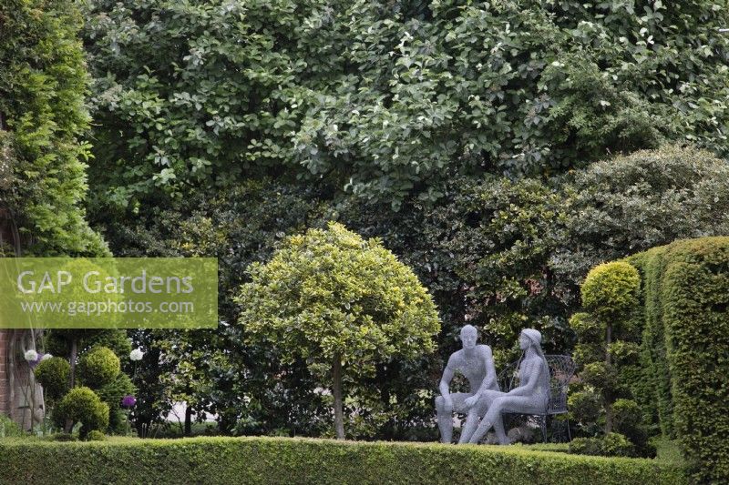 Jardin de devant avec sculptures en fil de fer de David Kinzett au jardin de Hamilton House en mai