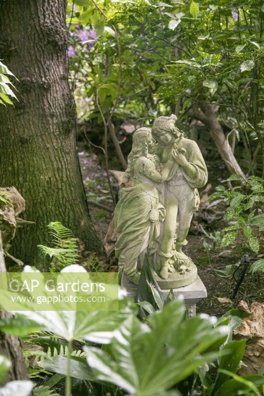 Sculpture d'amoureux au jardin de Hamilton House en mai
