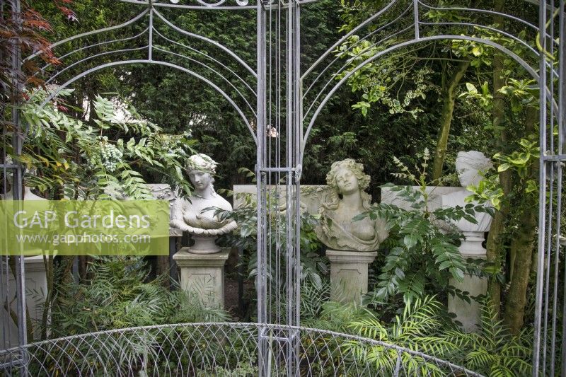 Bustes classiques derrière le belvédère du jardin de Hamilton House en mai