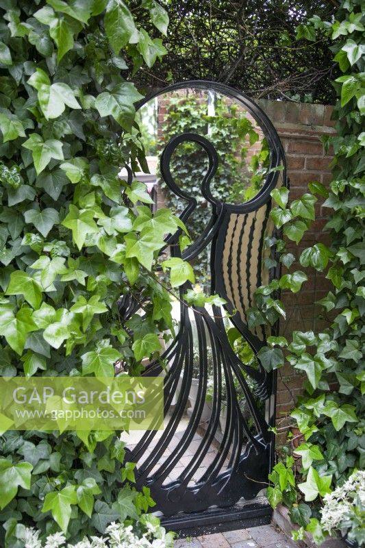 Le Trompe l'oeil Angel Gate avec miroir au jardin de Hamilton House en mai