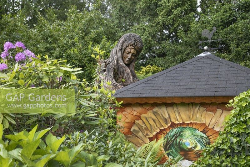 Sculpture en bois de Blodeuwedd au jardin de Hamilton House en mai