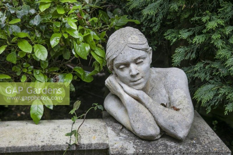 Seja un buste féminin en calcaire au jardin de Hamilton House en mai