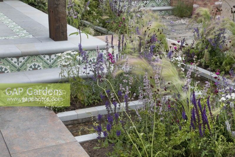 Tuiles décoratives sur les marches du Marshalls Landscaping Garden à BBC Gardeners World Live 2022